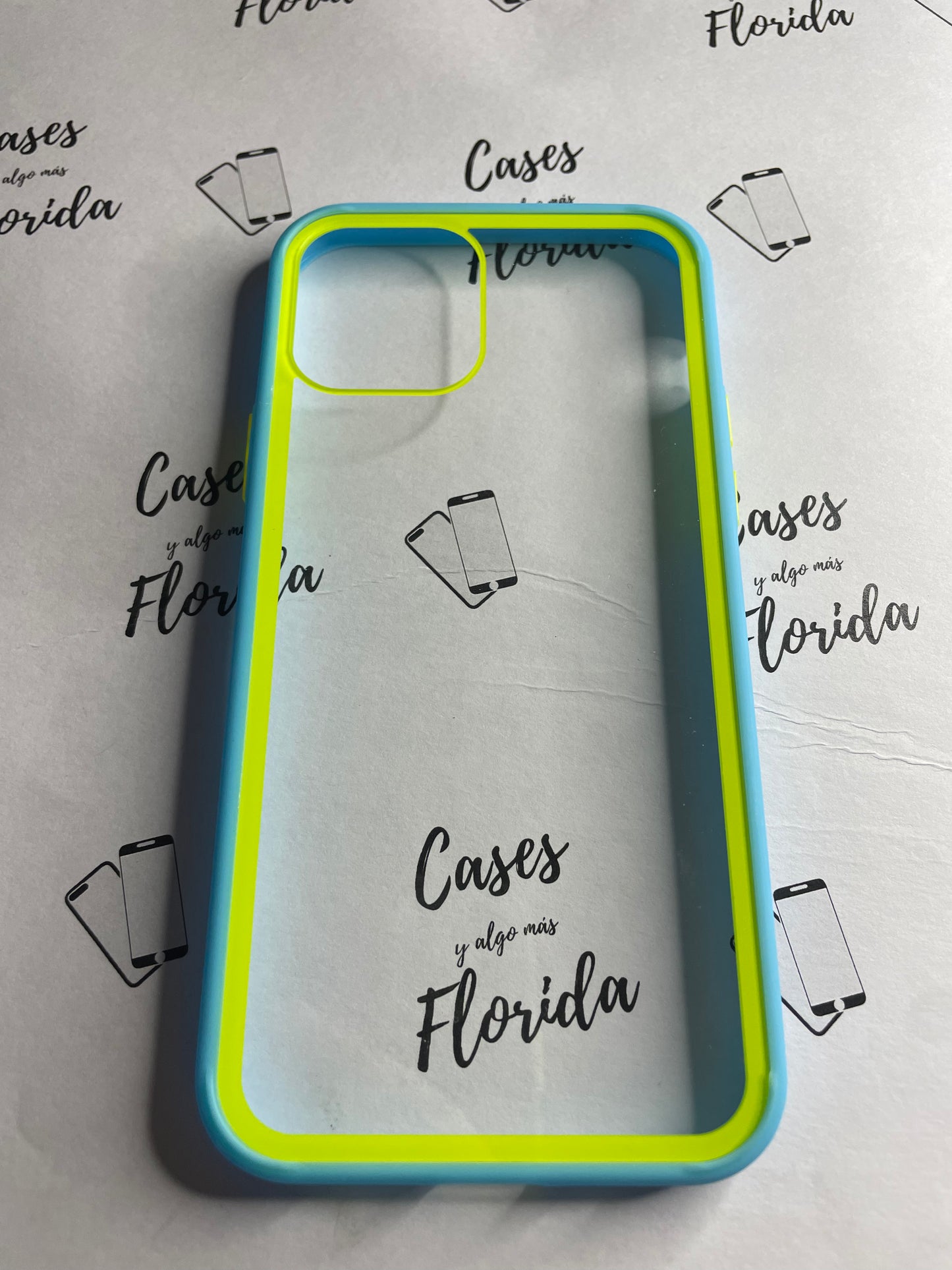 Case transparente con celeste