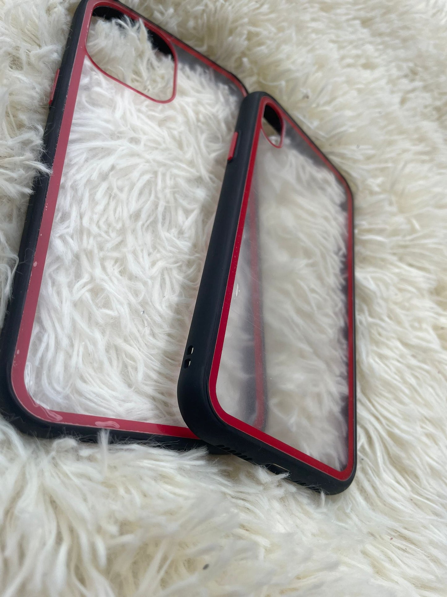 Case transparente con bordes negros